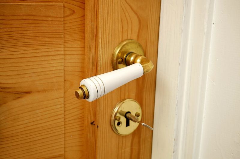 Door handle and keyhole on a timber door